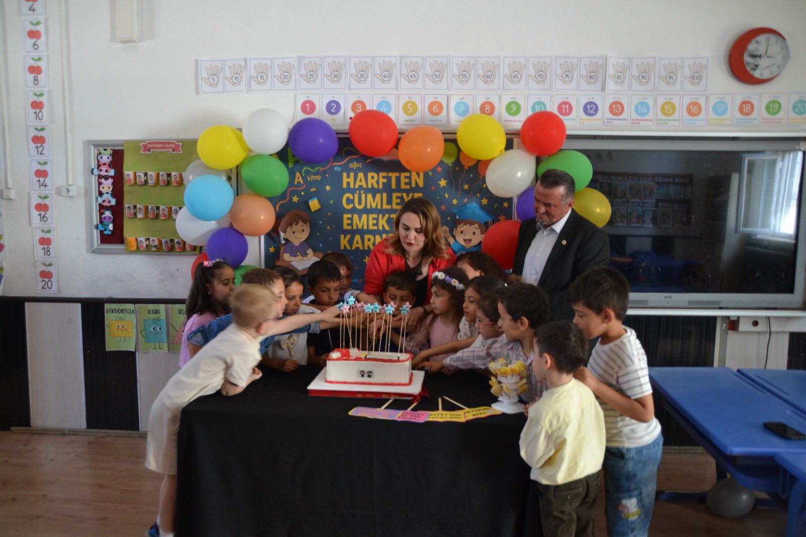 BAŞKANIMIZ HAMİT DERELİ, ÖĞRENCİLERİN KARNE HEYECANINA ORTAK OLDU