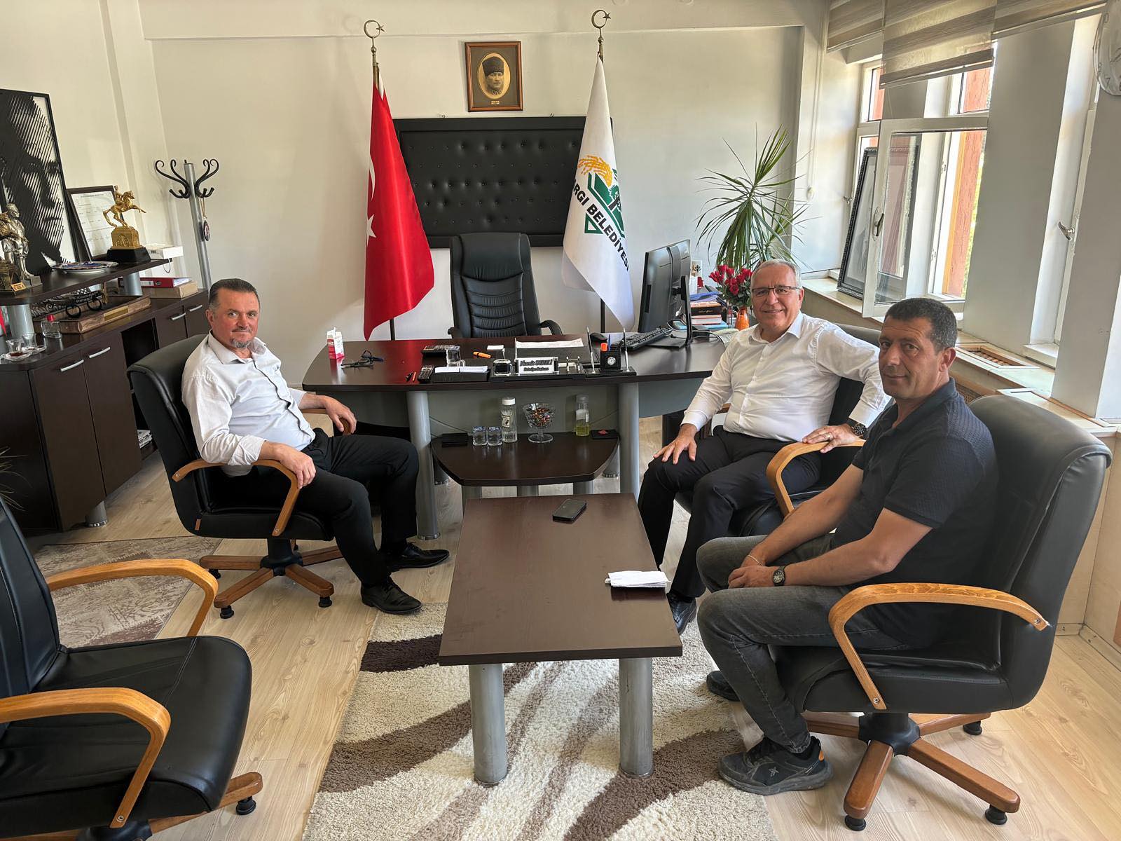 BELEDİYE-İŞ SENDİKASI ÇORUM ŞUBE BAŞKANI MEHMET ŞEN, BAŞKANIMIZ HAMİT DERELİ’Yİ ZİYARET ETTİ